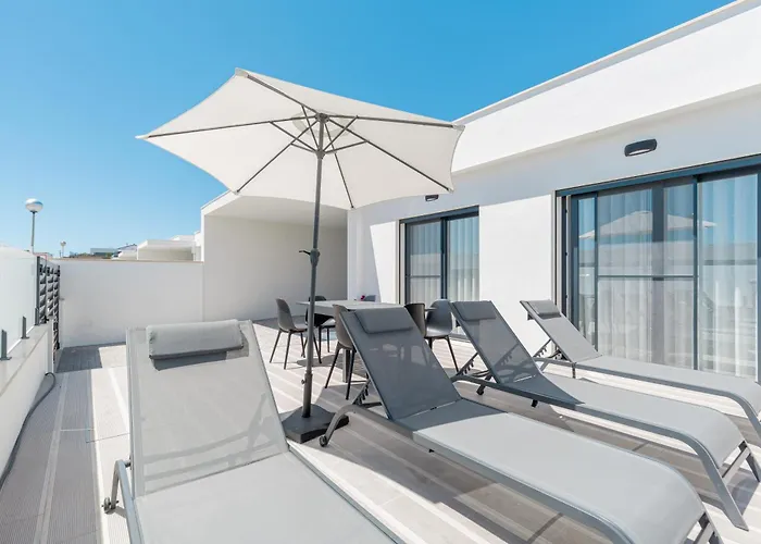 Laura With Private Swimming Pool بيت للعطل لورينها