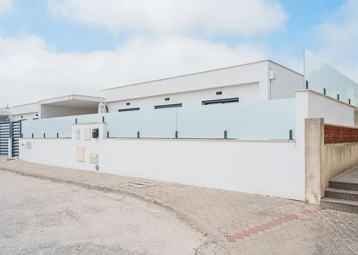 Laura With Private Swimming Pool بيت للعطل *